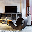 Espace de travail pour jouer à la Playstation avec, à gauche, le fauteuil Twist, création Didier Versavel pour Désio et, à droite, le fauteuil à bascule en polyéthylène Voido, création Ron Arad pour Magis.