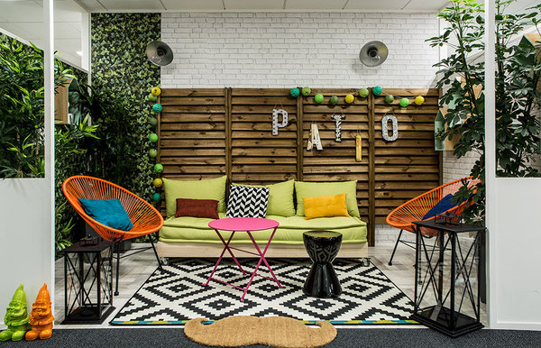 Un coin de verdure au cœur de la ville avec deux fauteuils Acapulco à l’assise tissée en fils de polyéthylène selon la technique artisanale Maya.