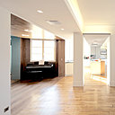 Le piano est inséré dans une alcôve en bois et profite d’une ambiance très lumineuse.