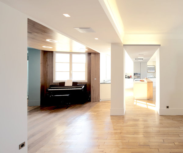 Le piano est inséré dans une alcôve en bois et profite d’une ambiance très lumineuse.