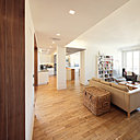 Le salon est ouvert sur le reste de l’espace et la communication avec les chambres est désormais facilitée.