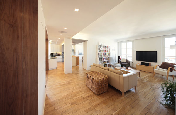 Le salon est ouvert sur le reste de l’espace et la communication avec les chambres est désormais facilitée.