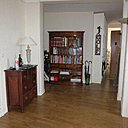 Avant : entrée et couloir de distribution pour une configuration traditionnelle.