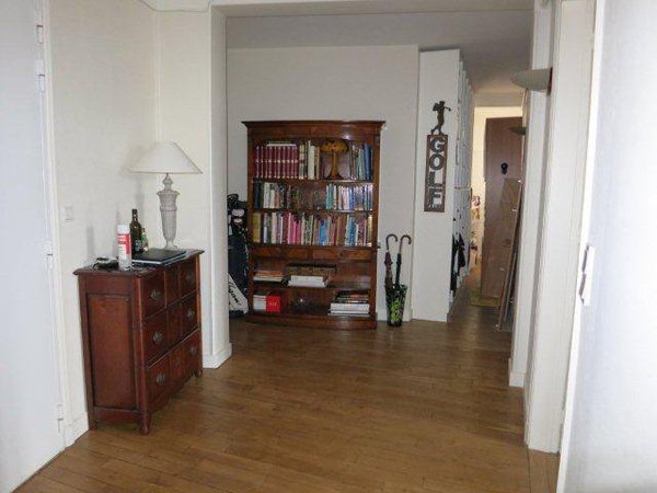 Avant : entrée et couloir de distribution pour une configuration traditionnelle.