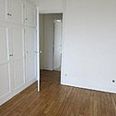 Avant : dans une chambre, des rangements qui datent du siècle dernier.