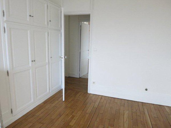 Avant : dans une chambre, des rangements qui datent du siècle dernier.