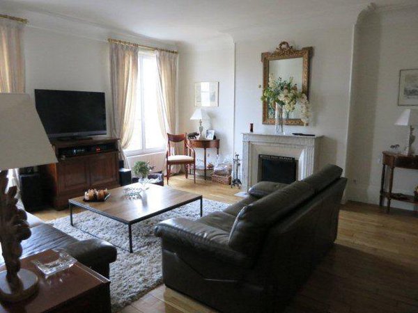 Avant : un salon de style « bourgeois et classique et une décoration choisie par les anciens propriétaires.