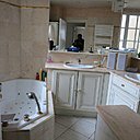 Avant : une salle de bains encombrée par deux vasques avec une baignoire maladroitement implantée qui ne valorise pas l’espace. Des aménagements pas assez adaptés au volume de la pièce.