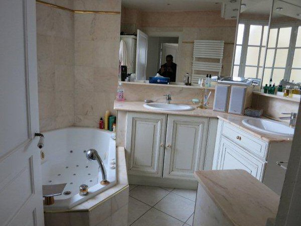 Avant : une salle de bains encombrée par deux vasques avec une baignoire maladroitement implantée qui ne valorise pas l’espace. Des aménagements pas assez adaptés au volume de la pièce.