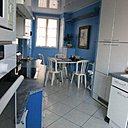 Avant : la cuisine avec son coin repas, des matériaux sans qualité et un plan de travail de dimensions très réduites.