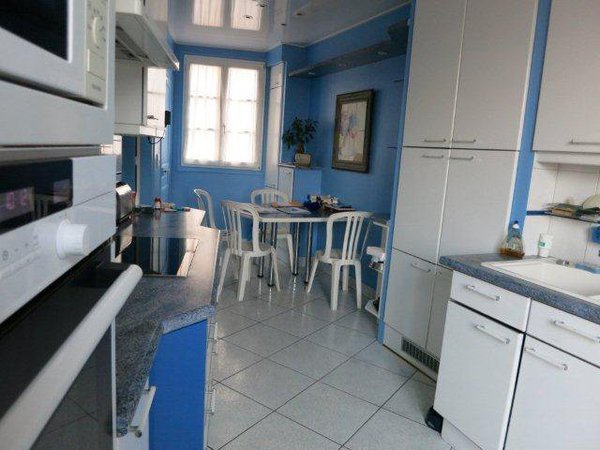 Avant : la cuisine avec son coin repas, des matériaux sans qualité et un plan de travail de dimensions très réduites.