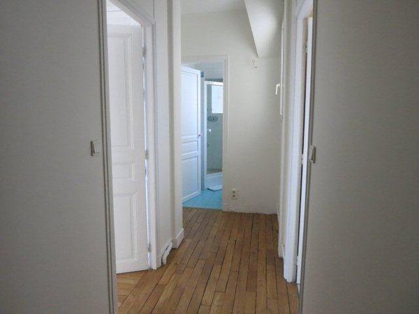 Avant : l’ancien dégagement, côté chambres.