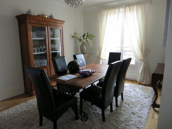 Avant : une salle à manger endimanchée et statique, cloisonnée et sans liaison avec la cuisine.