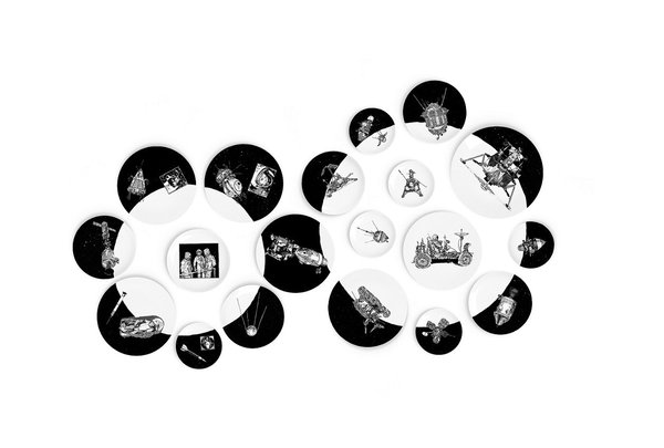 Collection The Space Oddity Wall Plates composée de 19 pièces : 6 assiettes à dîner (27 cm de diamètre), 6 assiettes à dessert (21 cm de diamètre), 6 assiettes à pain (17 cm de diamètre) et un plat (32 cm de diamètre), avec 19 aimants et disques magnétiques. Création Pierre-Charles Jacquemin pour Non Sans Raison.