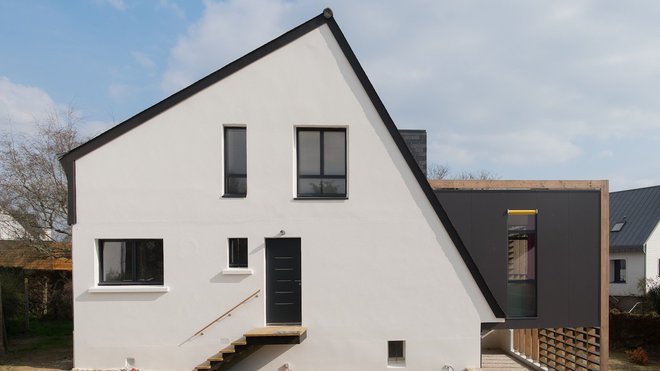 La forme de la maison existante imite le style d’Yves Guillou, une des figures bretonnes de l’architecture contemporaine, décédé en 2004. Ses lignes offrent une géométrie forte avec une toiture qui forme un angle droit en son faîtage.