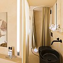 Dans la salle de bains de la chambre 6 dessinée par Odd Matter, les courbes de la douche, du lavabo et des toilettes s’accordent avec l’effet général d’alcôve.