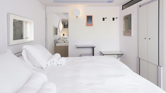 Placards muraux cachant la salle de bains et nombreux miroirs pour agrandir l’espace dans la chambre 12 imaginée par Valentina Cameranesi et Enrico Pompili.