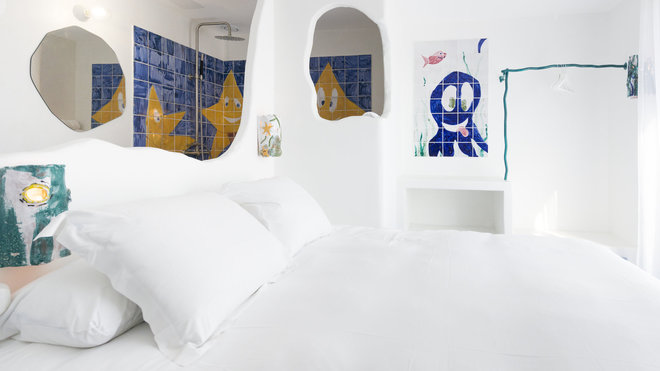 Effet de grotte et architecture helléniste pour la chambre 14 dessinée par Thomas Defour et Antoine Grulier. Evocation de la mer à travers des graphismes et coloriages ludiques et enfantins.