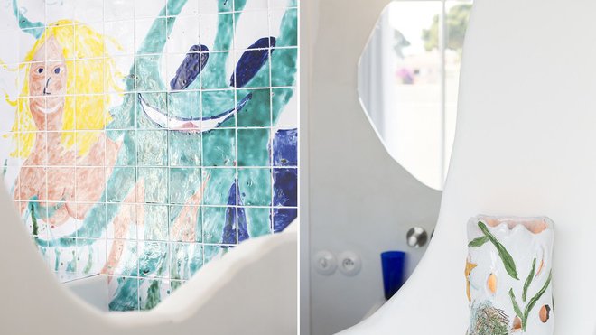 Clin d’œil aux sirènes de légendes, à la faune et la fore marine façon dessins d’enfant dans la chambre 14 dessinée par Thomas Defour et Antoine Grulier.