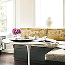 Au centre table Tulip, création d’Eero Saarinen éditée par Knoll pour s’associer à un canapé d’angle.