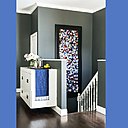 Pour animer l’escalier, une œuvre tridimensionnelle, le tableau en relief «Sequins» de Tracy Kendall.