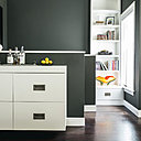 Espace graphique noir et blanc pour structurer l’entrée. A droite, la toile élastique sérigraphiée Canvas qui, posée contre un mur, permet de s’asseoir, création du studio de design japonais Yoy.