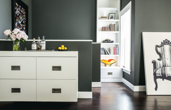 Espace graphique noir et blanc pour structurer l’entrée. A droite, la toile élastique sérigraphiée Canvas qui, posée contre un mur, permet de s’asseoir, création du studio de design japonais Yoy.