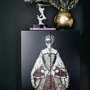 Les peintures murales de Benjamin Moore ont été choisies et notamment une teinte très sombre pour le couloir et l’entrée. Les couleurs foncées ont d’ailleurs permis de créer des contrastes pour sculpter l’espace.