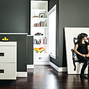 A droite, fauteuil Canvas du studio de design japonais Yoy qui a gagné le Design For Asia Awards en 2014 dans la catégorie « Reconnaissance du mérite ». En toile élastiqué, il permet de s’asseoir dans le volume dessiné.