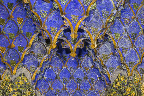 Gros plan sur le plafond de l’entrée avec décors en plâtre d’inspiration mauresque et polychrome. La calligraphie des formes concaves et convexes joue avec les lumières et les ombres.
