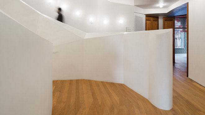 La restauration a aussi consisté à retrouver autant que possible les créations originales de Gaudi tout en l’adaptant aux réglementations actuelles d’accessibilité pour tous les publics, notamment avec la création d’un grand escalier central et contemporain.