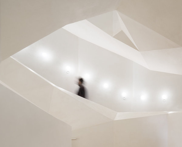 Un escalier monumental, accessible à tous les publics, permet de visiter les différents niveaux de la maison.