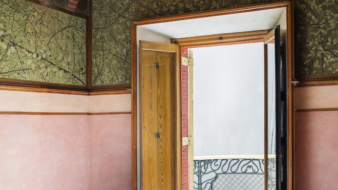 Les garde-corps des balcons font écho à la nature intérieure savamment orchestrée. On frise parfois l’overdose décorative ! Mais la Casa Vicens reste une œuvre d’avant-garde marquant une véritable rupture avec les styles du passé de la fin du XIXème siècle.