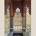 Intérieur du bow-window avec plafond d’inspiration mauresque en staff et volets ajourés au décor géométrique pour se protéger du soleil. Dans cet espace semi-ouvert du rez-de-chaussée, l’architecte relie l’intérieur et l’extérieur et fait entrer le jardin dans les espaces de réception.