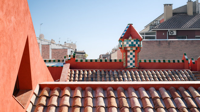 Sur les toits recouverts de tuiles canal, couleurs et matières qui dialoguent avec la lumière méditerranéenne.