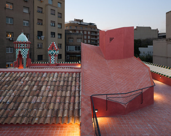 Le toit terrasse recouvert de carreaux de terre cuite est aussi un espace de vie.