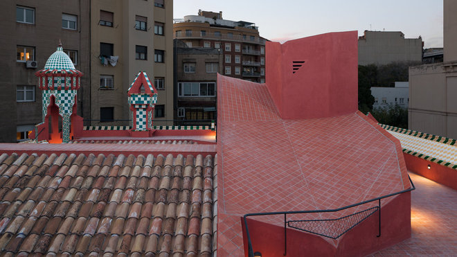 Le toit terrasse recouvert de carreaux de terre cuite est aussi un espace de vie.
