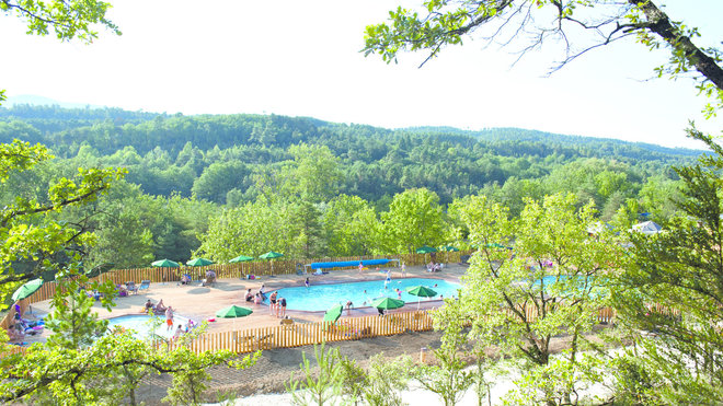 Certains sites sont dotés de piscines comme celui-ci, dans le sud de l’Ardèche.