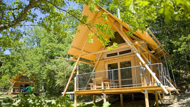 Les terrains sur lesquels ont été édifiées les cahuttes n’ont pas été modifiés. En bois sur pilotis, elles s’adaptent naturellement à la topologie du site et s’inscrivent spontanément dans l’environnement. Ici à Dieulefit, dans un vallon du bout du monde, avec en aval un petit étang. A partir de 110 € la nuit dans une Cabane pour 6 personnes.