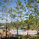 A Lanmary, deux piscines sur un site encerclé par la forêt.