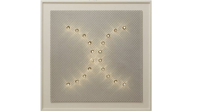D’esprit futuriste, applique n° 261/b, créée en 1968. Modèle en bois laqué et Perspex (60 x 60 cm).