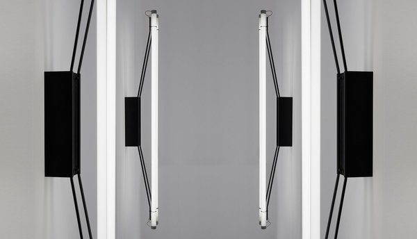 Appliques en métal laqué avec tubes néon, modèle N° 3026, créé en 1954.