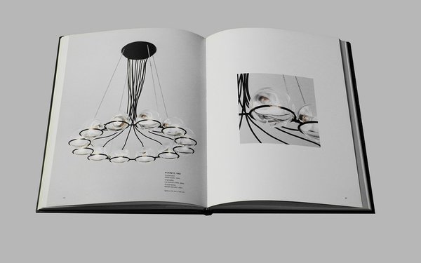 Dans le livre « Gino Sarfatti », suspension en métal laqué et verre n° 2109/12 créée en 1962 (diamètre total et des globes, 80 cm et 14 cm).