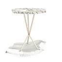 A gauche, guéridon Adéis en laiton brossé avec plateau en marbre calacatta oro. A droite, guéridon Silva en noyer américain. Créations Gilles et Boissier, 2017.