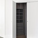 A gauche, réalisation d’un dressing à la façon d’un cabinet secret. A droite, dans une salle de bains, association d’une mosaïque d’émaux de Briare et du chêne cérusé. A gauche, réalisation d’un dressing à la façon d’un cabinet secret. A droite, dans une salle de bains, association d’une mosaïque d’émaux de Briare et du chêne cérusé.