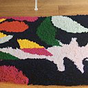 Le tapis jungle est réalisé en laines Plassard sur un canevas tapis et un crochet à clapet, une fois le dessin tracé sur le canevas chaque trou du canevas est rempli d'un point noué avec le crochet... simple et ludique !