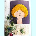 Sur un métier à tisser le portrait d' Adèle est reproduit en tissage et sa chevelure en laine au point de bouclette, sans oublier de finaliser par une rangée de franges de 16 cm en coton.