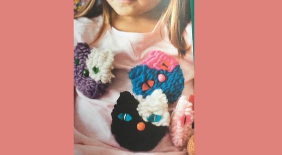 Les broches chat sont irrésistibles, brodées sur une grosse toile Aïda en point bouclette, suivez le guide page 147.