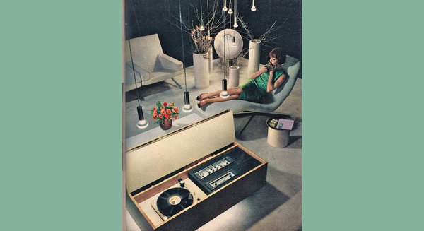 Chaise longue Vallée blanche, en métal chromé, mousse et tissu, création Pierre Guariche pour les Huchers Minvielle. Documentation extraite de la revue Arts Ménagers n °112, avril 1959, Paris.