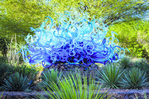 Cette sculpture de verre, œuvre de l’artiste américain Dale Chihuly, rend hommage à la couleur, aux formes organiques et au travail des verriers de Venise. Festival des Jardins, 2018.